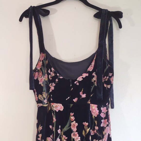 Lulus Black Velvet Floral Jumpsuit Moody Hues Edgy Dark Coquette Size Small EUC - Picture 8 of 12